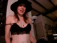 I am a nice woman, who wants to meet new people.i am a goth woman, with witchy vibes.