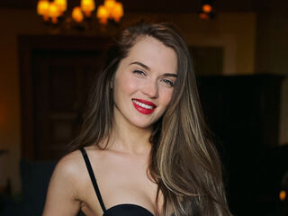 naked cam girl masturbating with dildo QuinnTakara