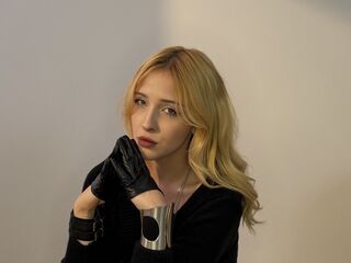 topless cam girl AmeliaHatta