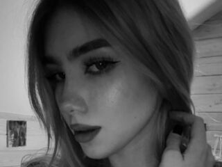 girl topless EmmaBlond