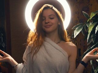 camgirl playing with dildo FloraBenny