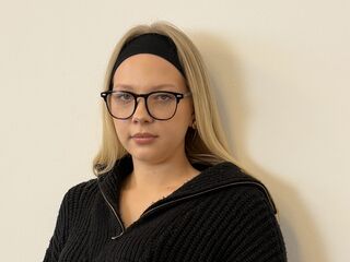 hot cam girl fingering shaved pussy FrancesVirunes