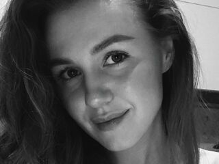 naughty camgirl masturbating with vibrator JanieceZarco