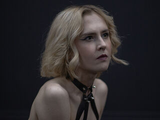 naughty camgirl masturbating with dildo MilaVeyra