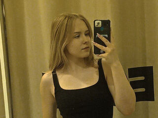 topless cam girl MolliMcDaniel